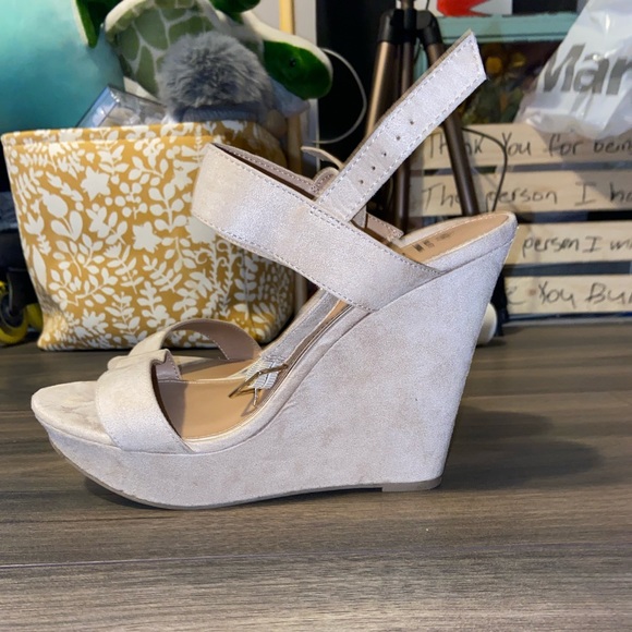 Wedge Heels - Picture 2 of 2